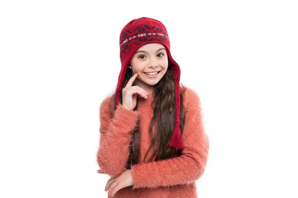 暖帽针织物 快乐的少女模特儿戴着温暖的帽子 戴着温暖帽子的少女被白色背景隔离了 在演播室里 少女穿着毛衣 戴着暖和的帽子 少女冬季时装 — 图库照片