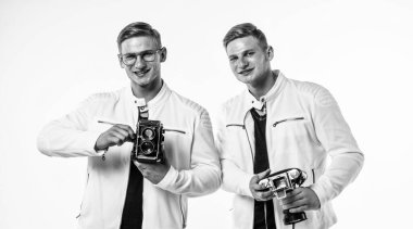 Erkek arkadaş. Retro fotoğraf makinesi olan iki kuzen. Kendine güvenen genç kardeşler. Kendine güvenen bir fotoğrafçı. Beyazlı ikiz kardeş. Fotoğrafçılık. Güzellik ve moda. Benzer görünüş. erkek arkadaşlığı.