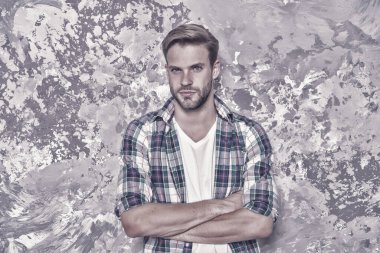 Kendine güven. Kendine güvenen bir adam. Adamın kolları çapraz ve soyut olsun. Sıradan tarzda yakışıklı bir adam. Traşsız adam ekose gömlek giyer. Moda ve tarz. Erkek giyim mağazası, klasik filtre.