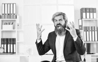 İşler stresli ve zorlayıcıyken. Profesyonel iş adamı ortağını bekliyor. İş adamı şık günlük kıyafetler giyiyor. Yakışıklı adam öfkesini belli eder. İşadamı portresi.