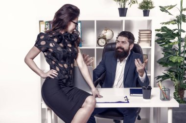 Ofis sekreteri. İş çifti çalışıyor. Hukuk danışmanı. Finans departmanı. Ofisteki çift. Başarılı bir iş. Erkek ve zarif kadın patron müdür. Ofis toplantısı. Tecrübe değişimi.