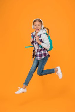 Mutluluğun şarkısı. Mutluluk sarısı arka planda aktif bir kız. Mutlu çocuk kulaklıkla müzik dinlemekten hoşlanır. Mutluluk frekansı. Mutluluk ve pozitif düşünce için müzik. Okula geri dön..