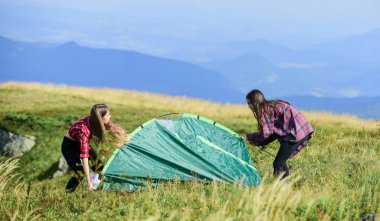 Kamp gezisi. Çadır kuracak bir ortağın olması ne güzel. Kamp becerileri konsepti. Kamp ve yürüyüş. Hiçliğin ortasında. Kızlar dağın tepesine çadır kurdular. Geçici konutlar. Dağlarda tatil.