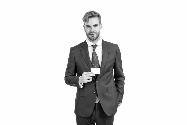 Jistý Úspěšný Podnikatel Muž Businesslike Oblek Ukazující Prázdné Kreditní Nebo — Stock fotografie