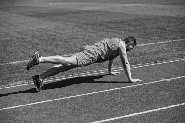 Atletische Gespierde Man Doet Plank Outdoor Het Stadion Kern — Stockfoto