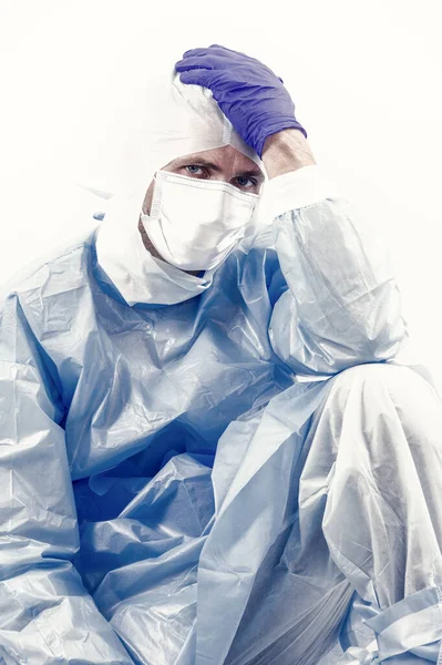 Zdravotnický Pracovník Ochranném Oděvu Izolovaný Bílém Covid19 Sars Virus Příznaky — Stock fotografie
