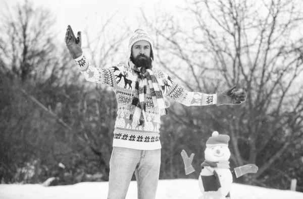 積極的なライフスタイル 雪遊びだ 新鮮な空気でレジャー 陽気な髭を生やしたヒップスターは帽子を編み 暖かい手袋は屋外で雪だるま雪で遊ぶ 冬の日をお楽しみください 雪を降らせろ クリスマス休暇 — ストック写真