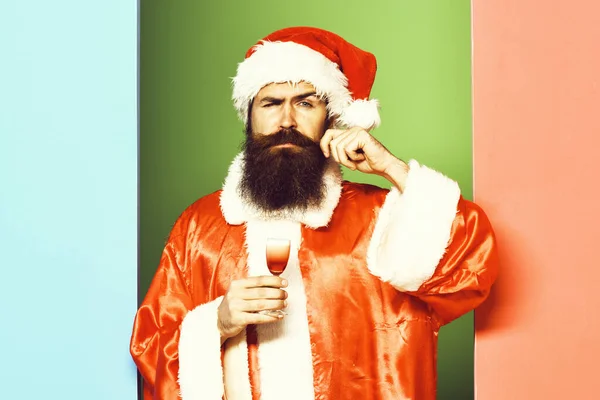 Красивый Бородатый Санта Клаус Мужчина Длинной Бородой Серьезном Лице Держа — стоковое фото