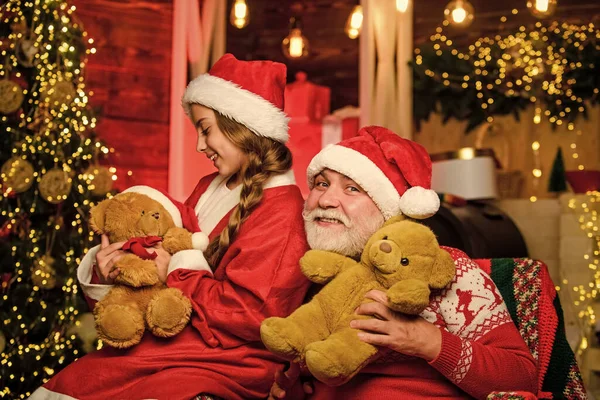 新年明けましておめでとう おもちゃじゃない 父と娘はクリスマスが大好きです 休日の週末 サンタの男と女の子 クリスマスの幸せと喜び 子供のために 家のおじいちゃんと孫は — ストック写真