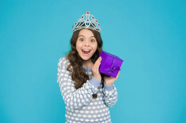 Niña Emocionada Linda Niña Sonriente Con Caja Regalo Kid Princesa — Foto de Stock
