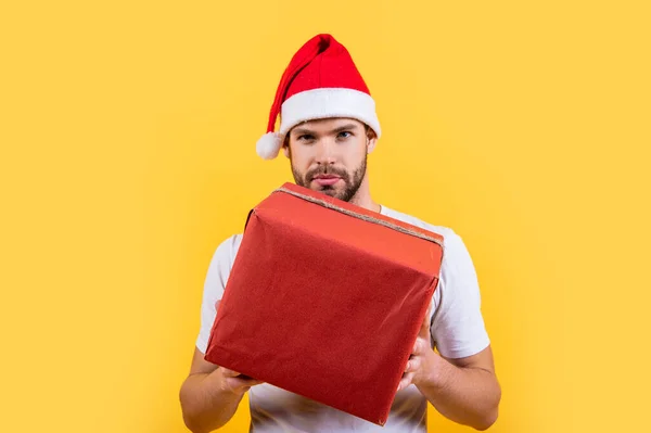 Νεαρός Άνδρας Καπέλο Σάντα Χριστουγεννιάτικο Κουτί Δώρου Άντρας Κόκκινο Χριστουγεννιάτικο — Φωτογραφία Αρχείου