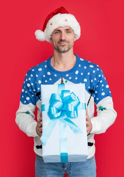 Leende Kaukasiska Man Hålla Jul Presentförpackning Isolerad Rött Man Med — Stockfoto