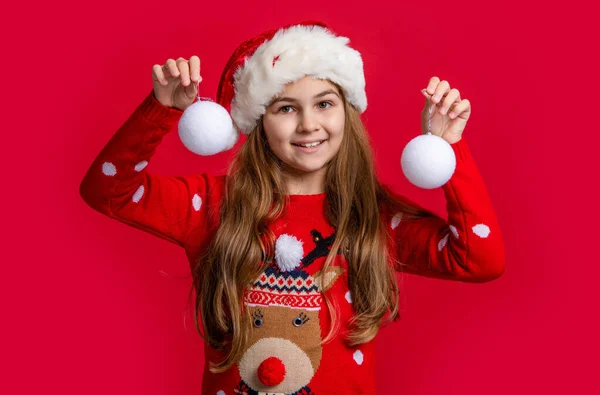 Καλά Χριστούγεννα Ευτυχισμένο Κορίτσι Έφηβος Καπέλο Σάντα Χιονόμπαλα Κόκκινο Φόντο — Φωτογραφία Αρχείου