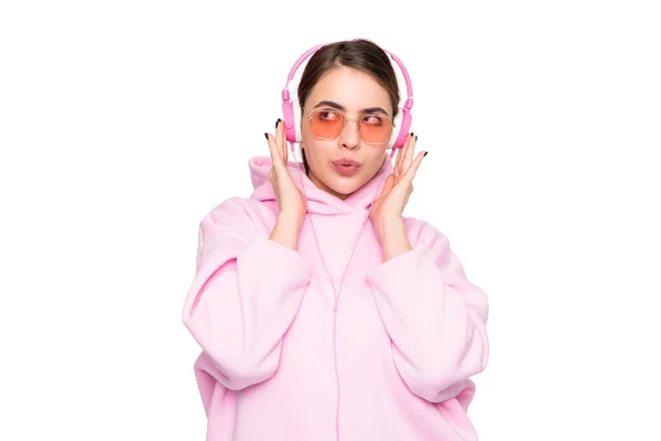 Jonge Vrouw Casual Roze Hoodie Bril Luisteren Naar Muziek Koptelefoon — Stockfoto