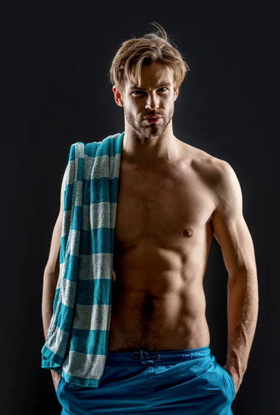 灰色の背景に孤立したAbs樹脂製のセクシーな筋肉の男 スタジオで筋肉痛の男 Abs樹脂製のタオルを着た筋肉質の男 筋肉の腹筋を持つ男の写真 — ストック写真