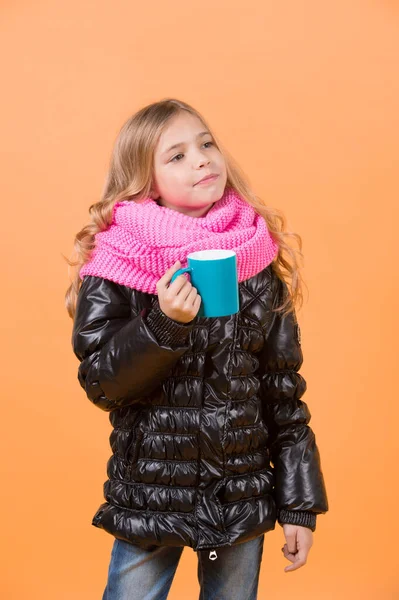 Детская Кружка Черной Куртке Розовом Шарфе Горячие Напитки Холодную Погоду — стоковое фото