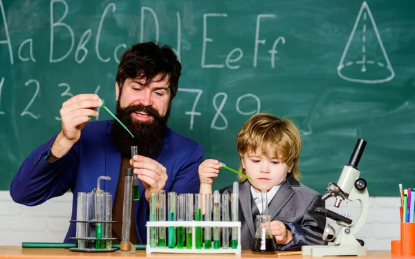 Lärare Man Med Liten Pojke Biologivetenskapslabbet Forskarforskning Och Experiment Tillbaka — Stockfoto