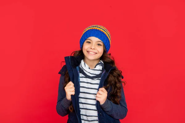 Zimowa Moda Pozytywny Dzieciak Kręconymi Włosami Kapeluszu Nastolatka Czerwonym Tle — Zdjęcie stockowe