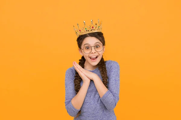 Αναμενόμενη Ανταμοιβή Μικρό Έξυπνο Κορίτσι Φοράει Γυαλιά Έξυπνο Παιδί Πριγκίπισσα — Φωτογραφία Αρχείου