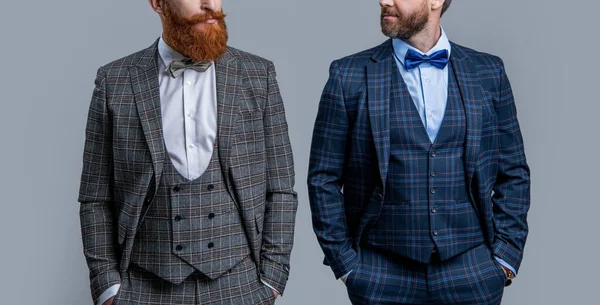 Vista Recortada Dos Caballeros Esmoquin Estudio Caballeros Con Esmoquin Elegantes —  Fotos de Stock