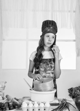 Kariyer seçmeyi. Küçük yardımcı pişirme. Mutfak ve mutfak. Mutlu çocukluk. Mutlu çocuk aşçı üniforması giyer. Şapkalı ve önlüklü şef kız. Çocuk mutfakta yemek pişiriyor. Yiyeceğin yaşamı kutladığı yer..