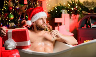 Baştan çıkarıcı görünüş. Yeni yılın kutlu olsun. Erotik dilek. arzuyu hisset. Maço partiden sonra şampanya içer. En iyi Noel hediyesi. Noel spa 'sı. Seksi olgun adam banyosu. Kış tatili Kaslı adam rahatla küvet.