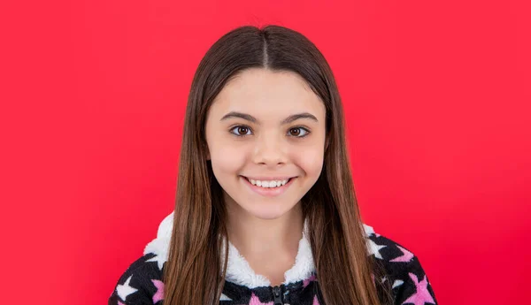 Retrato Facial Menina Adolescente Isolada Fundo Vermelho Retrato Menina Adolescente — Fotografia de Stock
