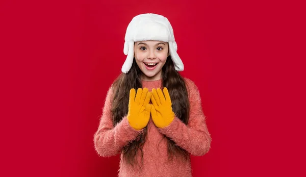 모자를 모델을 놀랐습니다 모자를 소녀가 배경에 고립되어 있습니다 애들은 스웨터를 — 스톡 사진