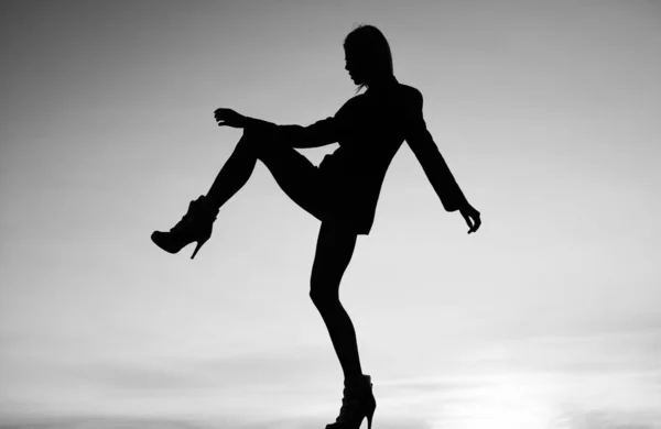 起きろ動くな ダンスの女の子 夜空に少女のシルエット 女芸人 踊りのシルエット 夕暮れ時の謎の影像 — ストック写真