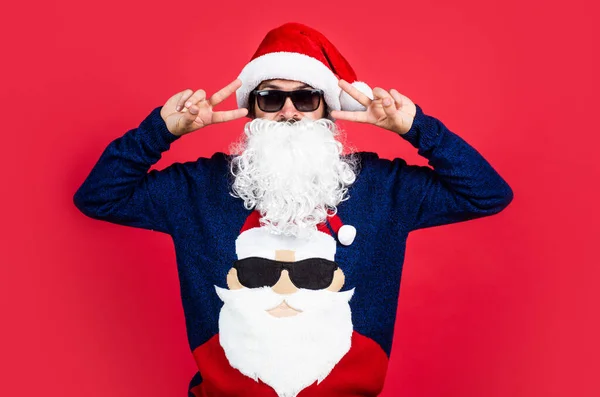 Bebaarde Kerstman Met Hoed Bril Glimlachend Terwijl Voor Bereiden Het — Stockfoto