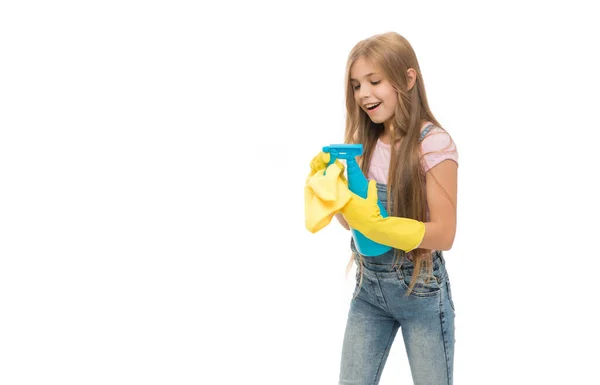 穿着白色隔离手套的笑着的少女清洁剂 清洁的女孩在工作室里戴着清洁手套 清洁女孩戴着清洁手套的照片 清洁女孩在清洁手套与复制空间 — 图库照片
