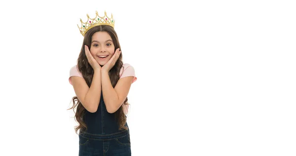スタジオで幸せな美少女 女の子の王冠の10代の女の子の写真 コピースペースのある英国の王冠の美少女 美人ティーン女の子ルックス女の子絶縁上の白の背景 — ストック写真