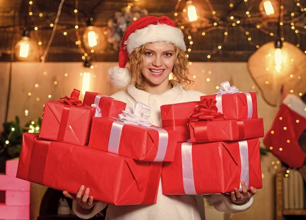假日忙忙碌碌 快乐的女人拿着礼品盒 给予和接受 告诉你如何在圣诞节购物时省钱 准备惊喜 选择完美的礼物 这里出售的是和平与欢乐 礼品店 — 图库照片