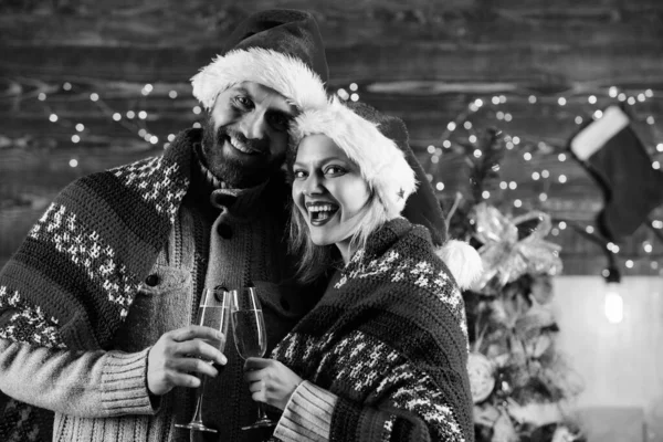 여자와 남자는 Xmas 사랑합니다 여행이요 크리스마스에 건배하자 샴페인을 축하하고 십시오 — 스톡 사진