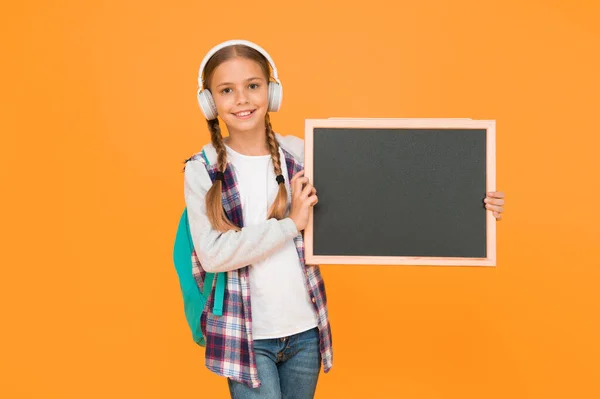 Kijk Hier Vrolijk Meisje Houdt Schoolbord Vast Terug Naar School — Stockfoto
