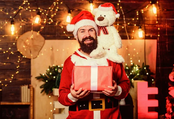 Téli Bevásárlás Vidám Manó Szakállas Télapó Ajándékokat Szállít Karácsonyi Vásárlás — Stock Fotó