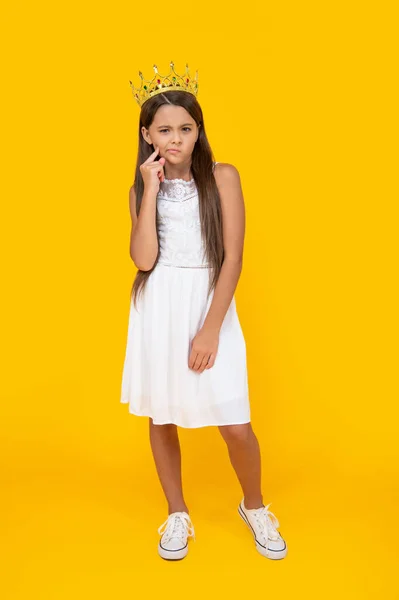 Přemítající Dospívající Dívka Koruně Žlutém Pozadí — Stock fotografie