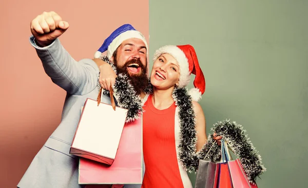 愛してるわ クリスマス ショッピングの販売 冬休みは一緒に祝います あけましておめでとうございます 愛の贈り物だ プレゼントの時間だ Xmasの幸せな家族のカップル サンタの男と女のチンセル — ストック写真