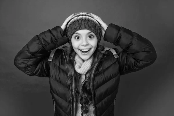 Wyrażać Pozytywne Emocje Zimowa Moda Zdumiewający Dzieciak Kręconymi Włosami Trzymający — Zdjęcie stockowe