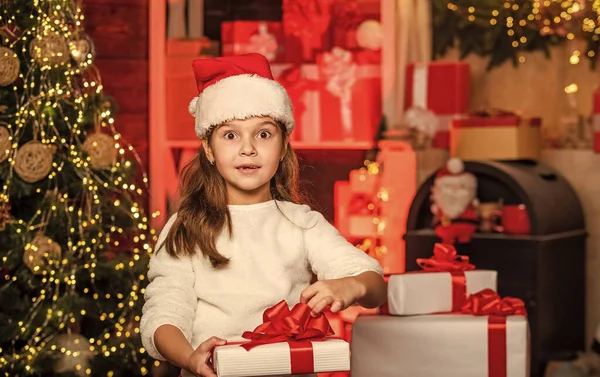 寒假小女孩拿着礼品盒 小孩拿着礼品盒装饰内部的背景 神奇的时刻圣诞节礼物的采购 家庭传统 礼品包装 圣诞快乐 节日快乐 — 图库照片