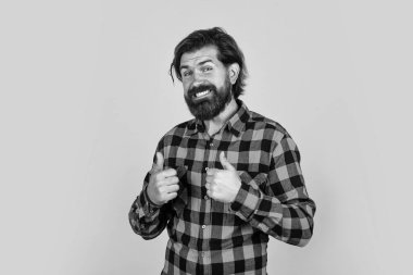 Sıradan moda tarzı. Modern görünümlü sakallı hippi. Kuaför konsepti. Bıyıklı vahşi yakışıklı adam. Sarı arka planda olgun bir berber. erkeklik ve karizma.