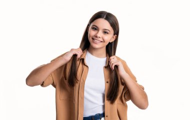 Beyaz arka planda izole edilmiş modaya uygun genç kız. Stüdyoda modaya uygun bir genç kız. Modayı takip eden genç kızlar tişört giyer. Modayı takip eden kız.