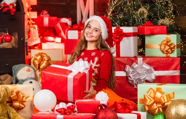 크리스마스 아동기 크리스마스 상자에 모자를 산타가 선물을 가져왔어 겨울의 아름다움을 — 스톡 사진