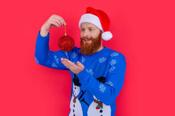 Vánoční Ozdoba Překvapený Vousatý Muž Držet Vánoční Dekorace Izolované Červeném — Stock fotografie