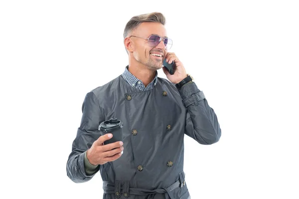휴게소에서 전화기로 고립되어 사업가인 세조가 공식적 코트를 휴대폰으로 이야기하는 미소를 — 스톡 사진