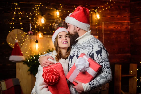 Överraskning För Käraste Par Kärlek Njuta Julhelgen Firande Familjetradition Julen — Stockfoto