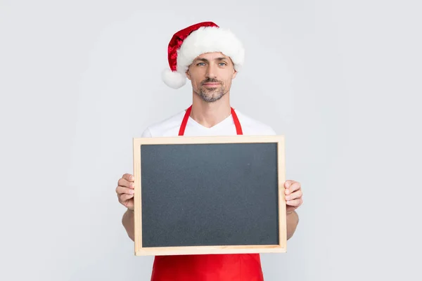 Mogen Man Leende Santa Hatt Och Förkläde Hålla Svarta Tavlan — Stockfoto