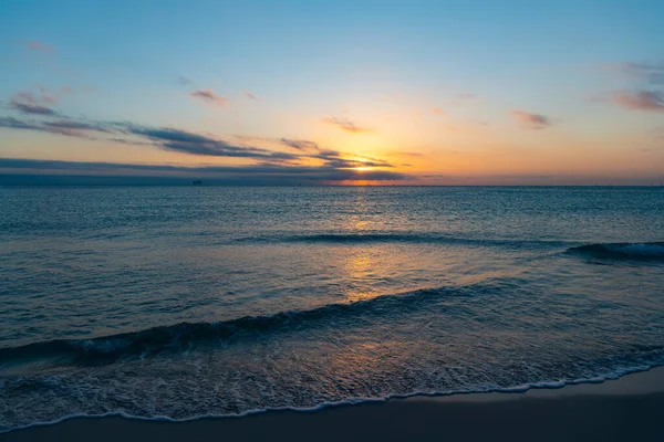 Prachtige Malibu Zonsondergang Met Zeewater Het Zomerstrand — Stockfoto