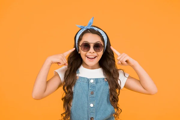 Schutz Mädchen Mit Langen Lockigen Haaren Sonnenbrille Zum Kopftuch Gebunden — Stockfoto