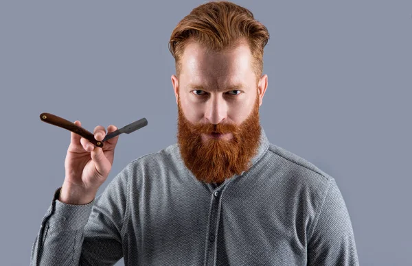 Homem Bonito Estúdio Barbeiro Homem Segurar Barbeiro Lâmina Para Barbear — Fotografia de Stock